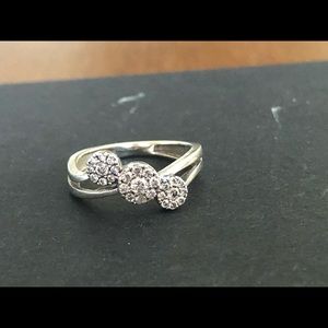 Size 4 true diamond chips sterling silver ring